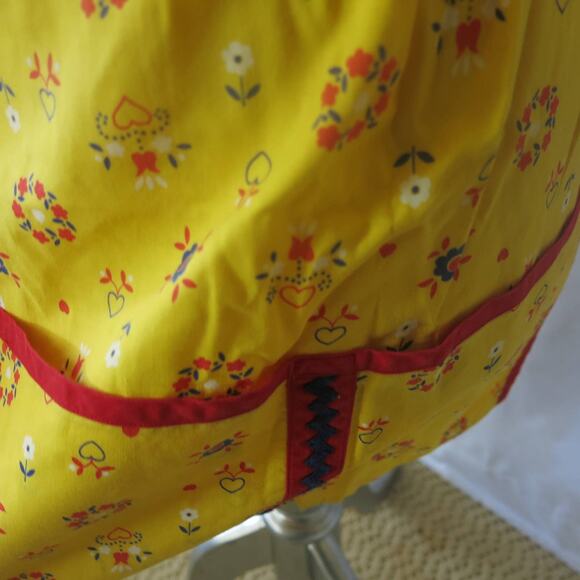 VINTAGE 1950/1960 Half Apron Handmade Hearts Flowers Ric Rac Pockets Yellow/Red - Picture 5 of 9